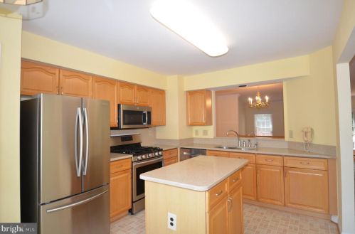 8814 Eagle Rock Ln, Springfield VA  22153-1721 exterior