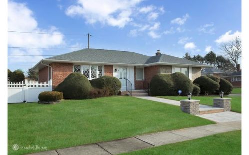 119 Dewey St, Muttontown, NY 11753-1630