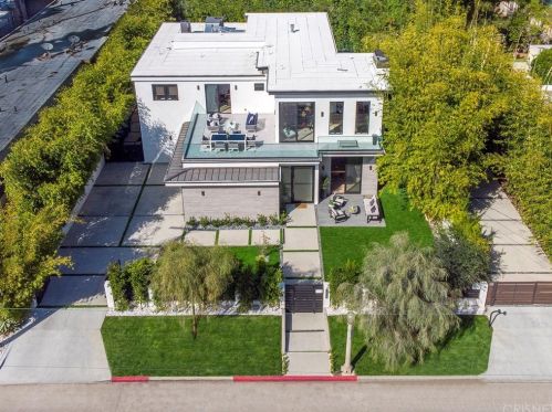 15245 Greenleaf St, Van Nuys CA 91403-4010 exterior