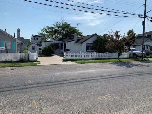 751 7th St, North Lindenhurst NY  11757-5511 exterior