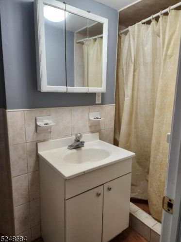 1402 84th St, North Bergen NJ  07047-4230 exterior