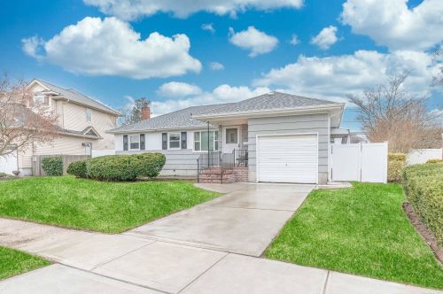 2044 Saddle Path, Seaford, NY 11783-2441