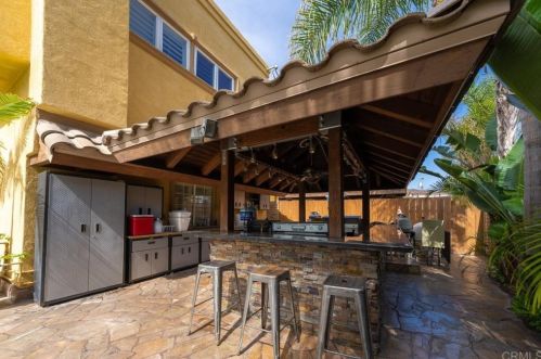 3555 Promontory St, San Diego CA 92109-6634 exterior