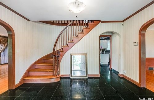2 Grosvenor Pl, Great Neck, NY 11021-4535