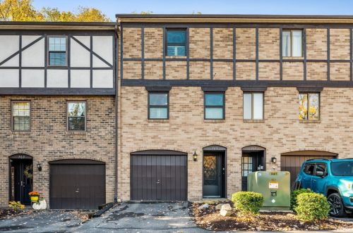 705 Newton Sq, Moon Twp, PA 15108-1052