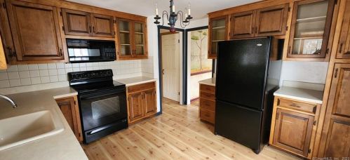 152 Hawthorne St, Manchester, CT 06042-3023