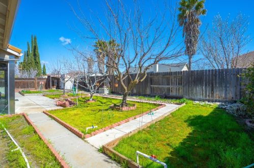 754 Meadowlark Ave, Los Banos CA  93635-3020 exterior