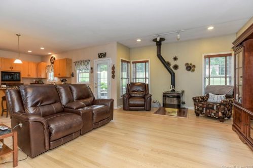 16 Patricks Ct, Wallingford CT  06492-2692 exterior