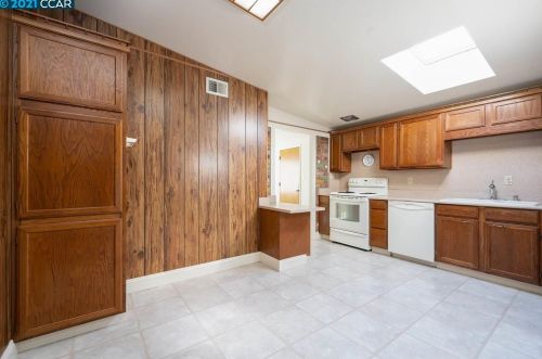 1737 El Toro Way, Pinole CA  94564-2116 exterior