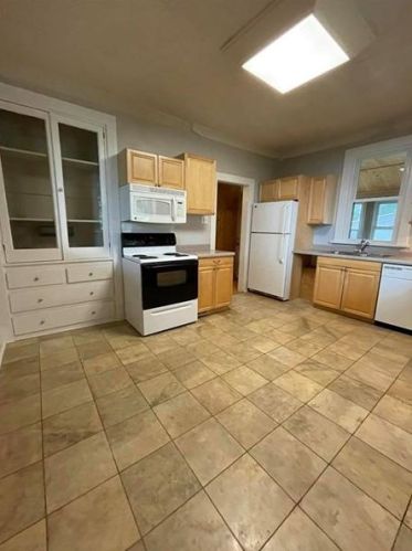12 Grant St, Latrobe, PA 15650-3103