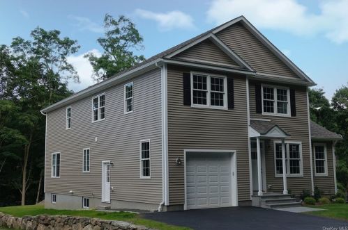 12 Stephens Ln, Valhalla, NY 10595-1602