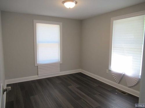 68 Hemlock St, Oakland NJ  07436-1829 exterior