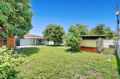 912 32nd St, Hialeah FL  33012-5040 exterior