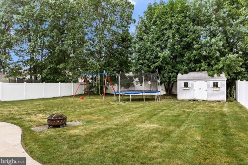 17 Hillside Ln, Berlin Boro NJ  08009-1703 exterior