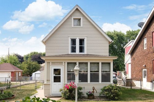962 Cook Ave, Saint Paul, MN 55106-3235