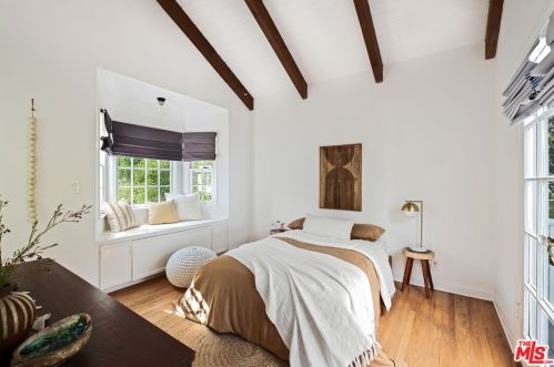 3911 Benedict Canyon Dr, Van Nuys CA  91423-4625 exterior