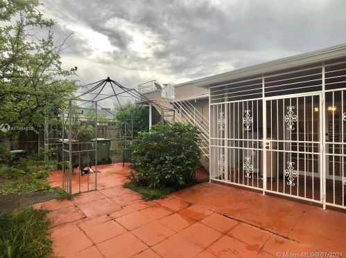 951 18th St, Hialeah FL  33010-2322 exterior