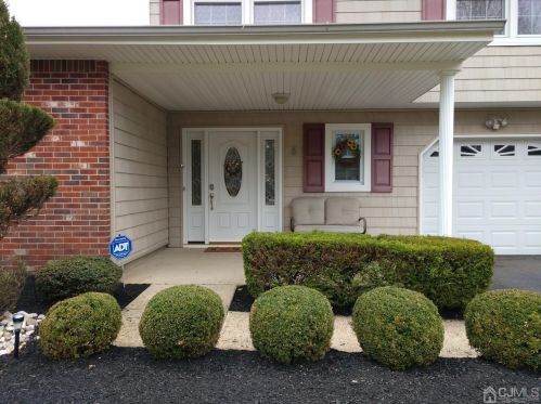 8 Pelham Pl, East Brunswick, NJ 08816-3944