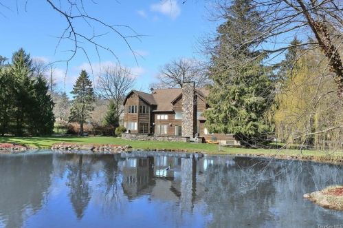 5 Cobblestone Farm Ct, Airmont, NY 10901-3239