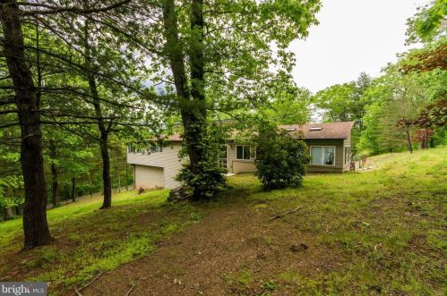 248 Village Dr, Hedgesville, WV 25427-6071