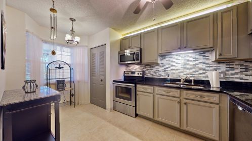 402 Grv Isle Cir, Vero Beach FL 32962-8507 exterior