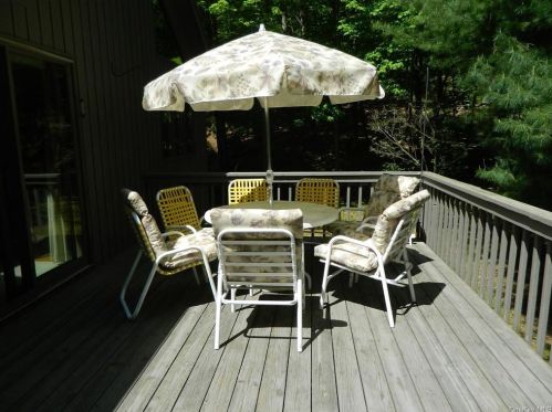 231 Briarwood Dr, Somers Town NY  10589-1810 exterior