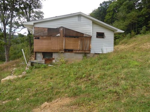 440 Donegal Lake Rd, Stahlstown, PA 15687-1200