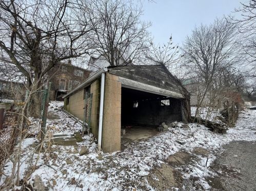 2206 Hawthorne Ave, Pittsburgh PA 15205-4520 exterior