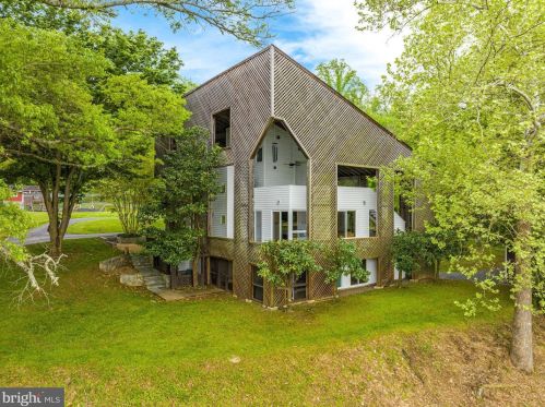 96 Interpromontory Rd, Great Falls, VA 22066-3219