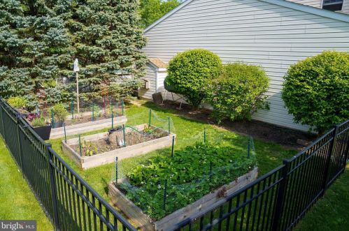 7 Elm Dr, West Enola PA  17025-2083 exterior