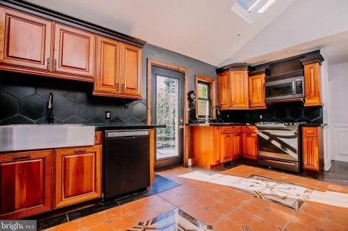 5 Kenmore Rd, Yardley, PA 19067-1997