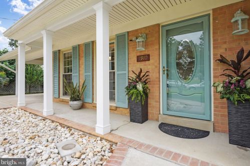7910 Harwood Pl, Springfield, VA 22152-1913