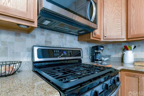 307 Regency Pl, Woodbridge NJ  07095-1032 exterior