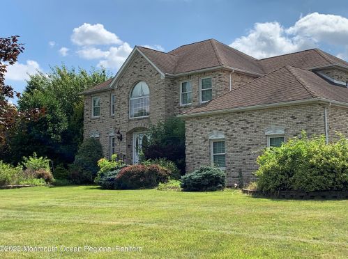 9 Assunpink Trl, East Freehold, NJ 07728-8842