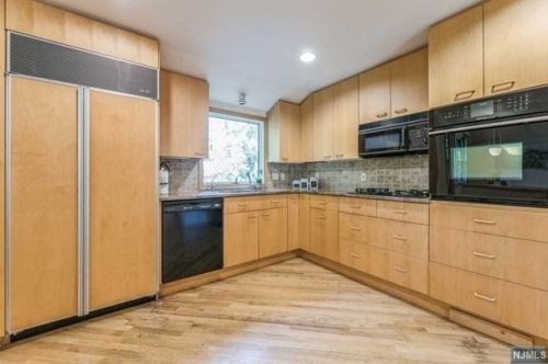 11 Maple Ave, Demarest NJ  07627-2404 exterior