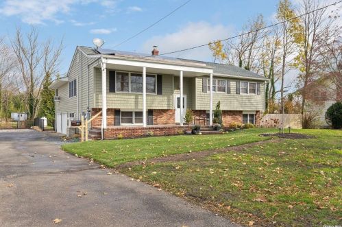 111 Blue Point Ave, Blue Point, NY 11715-2018