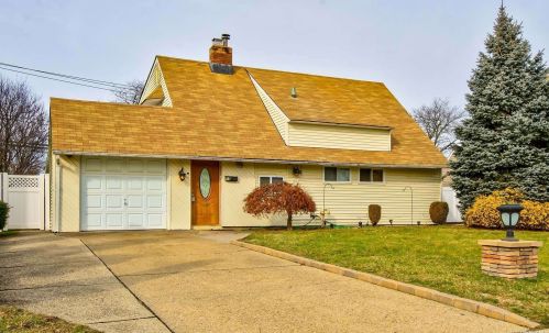 18 Pilgrim Ln, Westbury, NY 11590-6217