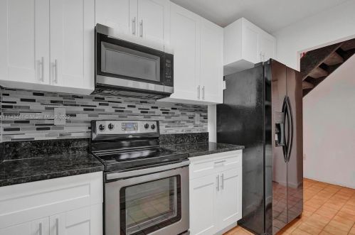 7692 Oakmont Cir, Hialeah FL  33015-2046 exterior