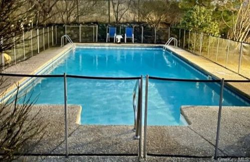 4 Burlington Ave, Airmont, NY 10901-7404