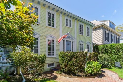 5 Pell St, Middletown, RI 02840-2740