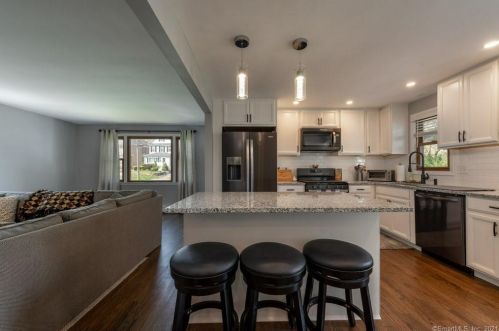 956 Huntington Rd, Stratford CT  06614-2736 exterior