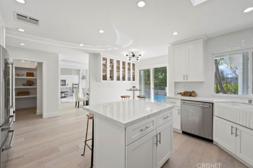 24370 Mornington Dr, Santa Clarita CA  91355-2037 exterior