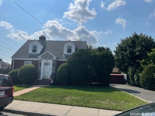 303 Felter Ave, Woodsburgh, NY 11598-1105