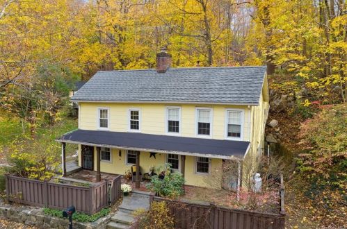 8 Spring Valley Rd, Crotonville, NY 10562-2086