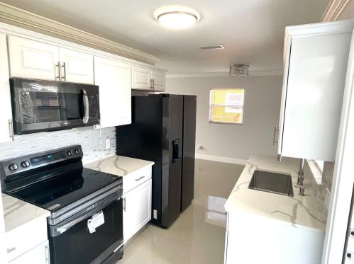 316 5th Ter, Pahokee, FL 33476-2208