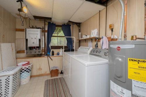 38 Pieper Dr, Wallingford CT  06492-2016 exterior