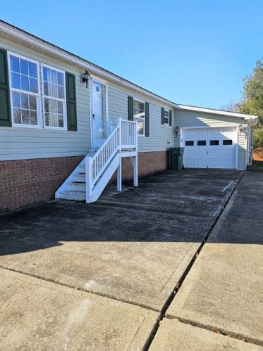 233 Rock Lake Dr, Zelienople PA  16063-8903 exterior