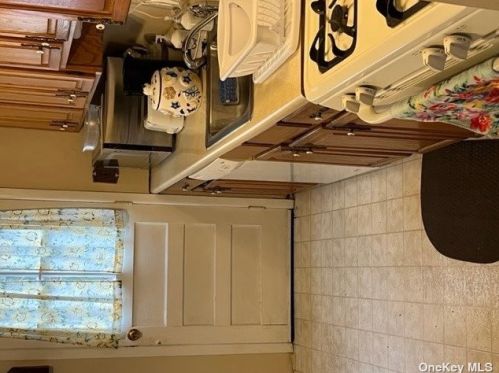 42 Ellen Pl, San Remo NY  11754-3606 exterior