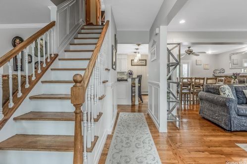15 Clover Ln, Northport, NY 11768-3473