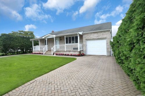 61 Cypress Ave, Bethpage, NY 11714-1512